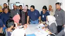 Gubernur DKI Jakarta, Anies Baswedan (tengah) didampingi Dirut Bank DKI, Zainuddin Mappa (kedua kiri) sedang menyaksikan proses akad kredit Hunian Program DP 0 Rupiah di Klapa Village, Jakarta (31/8/2019). Hunian program rumah DP 0 Rupiah yang siap huni tersedia dalam 3 tipe. (Liputan6.com/HO/Budi)