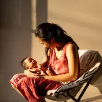 Menjemur bayi./Copyright shutterstock.com/g/oduaimages