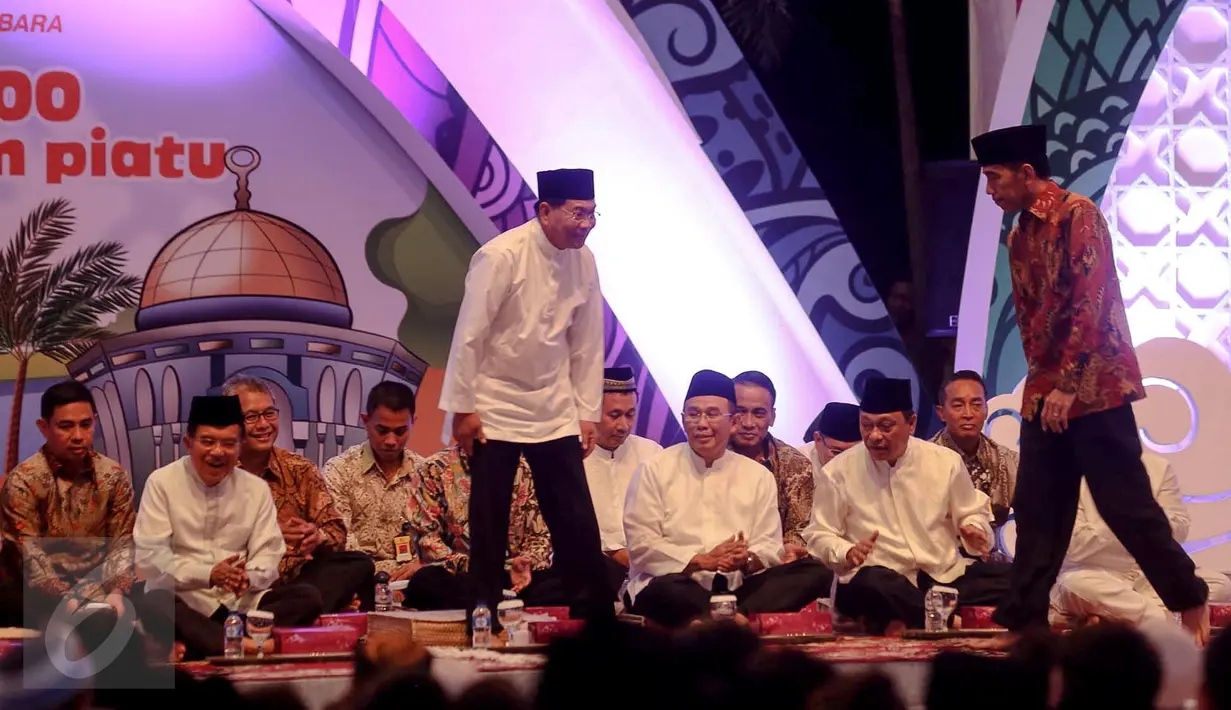 Presiden Jokowi (kanan) usai berbicara dihadapan anak yatim piatu disaksikan Wapres Jusuf Kalla saat buka bersama yang diselenggarakan oleh anggota Himpunan Bank-Bank Negara (Himbara) di Jakarta Convention Centre, Kamis (2/7). (Liputan6.com/Faizal Fanani)