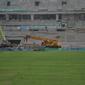 Pekerja menyelesaikan pemasangan rumput di lapangan utama Jakarta International Stadium (JIS), Selasa (26/10/2021). Rumput rekomendasi FIFA ini digadang-gadang mampu digunakan mencapai 1.000 jam pertandingan dalam setahun dan memiliki daya serap air yang baik. (merdeka.com/Iqbal S Nugroho)