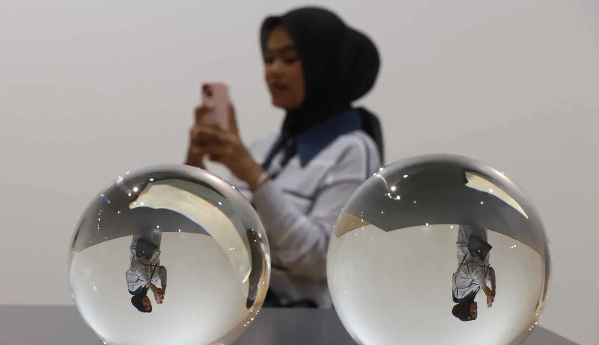 Melalui penggunaan elemen seperti cahaya, air, kabut, dan bahkan kekuatan tak kasat mata seperti magnetisme, Eliasson menghadirkan lingkungan yang imersif, di mana bentuk, bayangan, sensasi, dan ritme terasa hidup. Tampak dalam foto, pengunjung menikmati koleksi seni modern dan kontemporer karya Olafur Eliasson di Museum of Modern and Contemporary Art in Nusantara (MACAN), Jakarta, Minggu 12 April 2026. (Kapanlagi.com/Budy Santoso)