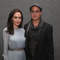 Angelina Jolie sebagai penggugat cerai Brad Pitt untuk pertama  kali sekaligus meminta hak asuh penuh anaknya. Namun kini disiarkan bahwa Jolie sedang merindu dan berpikir dua kali  soal perceraiannya. (AFP/Bintang.com)