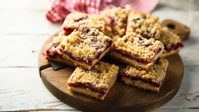 resep kue crumble blueberry strawberry