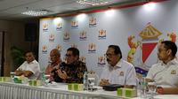 Kuasa Hukum Kadin Indonesia Hamdan Zoelva saat konferensi pers di Menara Kadin, Rabu (25/9/2024). (Foto: Liputan6.com/Maulandy R)