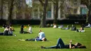 Warga Inggris menikmati sinar matahari sambil bersantai di Green Park, pusat kota London, Rabu (4/5). Awal Mei, suhu udara hangat mulai menyelimuti kota London. (Niklas HALLE'N/AFP)