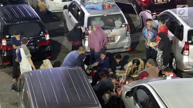 Menunggu Waktu Bongkar Muat Kapal, Pemudik Makan di Lesehan