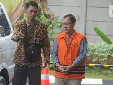 Kepala Dinas PUPR nonaktif Bengkayang, Alexius bersiap menjalani pemeriksaan di gedung KPK, Jakarta, Jumat (29/11/2019). Alexius diperiksa sebagai tersangka dalam kasus dugaan suap proyek pekerjaan di Pemkab Bengkayang, Kalimantan Barat Tahun 2019. (merdeka.com/Dwi Narwoko)