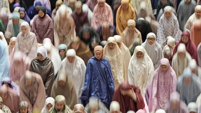 Umat Islam Indonesia menghadiri salat magrib yang disebut 'tarawih' untuk menandai malam pertama bulan suci Ramadhan, di Masjid Istiqlal di Jakarta, Indonesia, Senin, 11 Maret 2024. (AP Photo/Dita Alangkara)