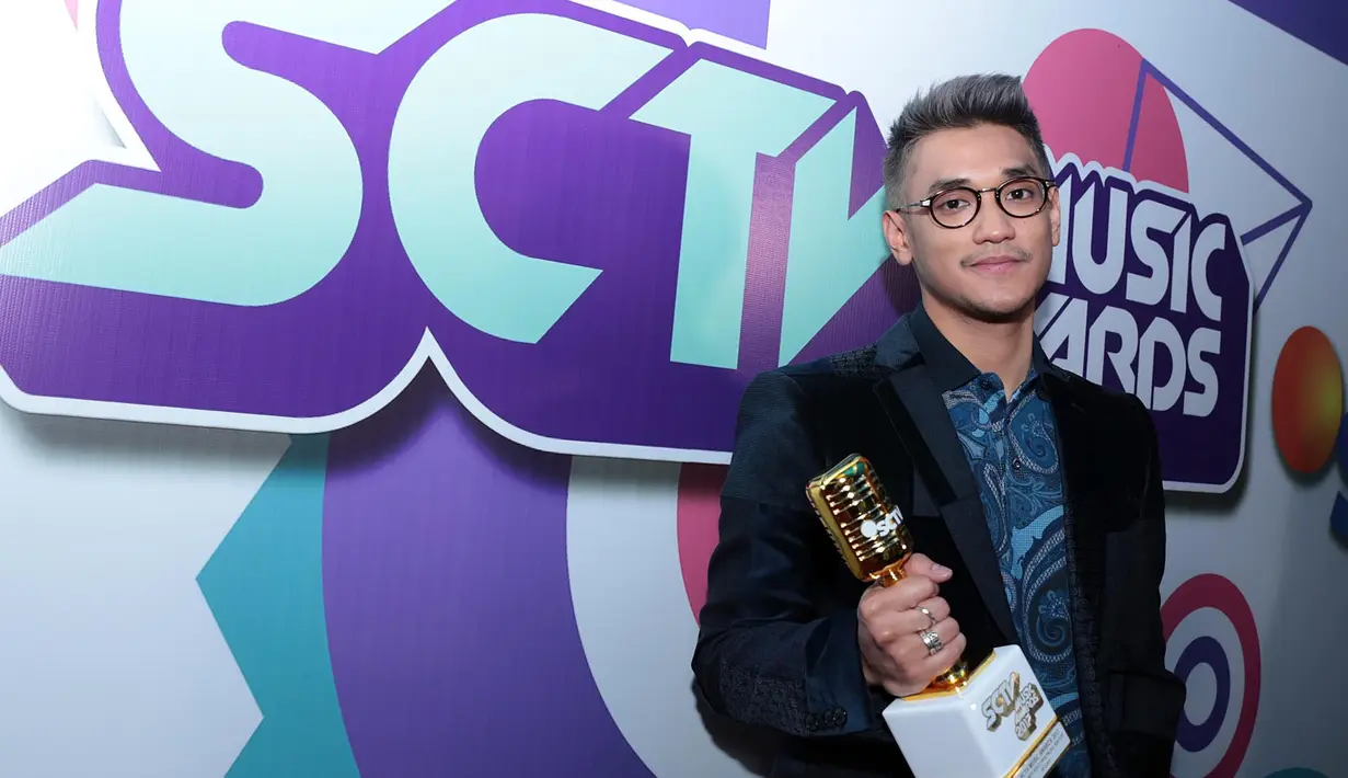 "Ini sudah kedelapan kali. Dari tahun 2009 lah, sampai sekarang ternyata masih disupport dan dianugerahi ini," ungkap Afgan, di Studio 6 Emtek City, Daan Mogot, Jakarta Barat, Selasa (16/5/2017) malam. (Deki Prayoga/Bintang.com)