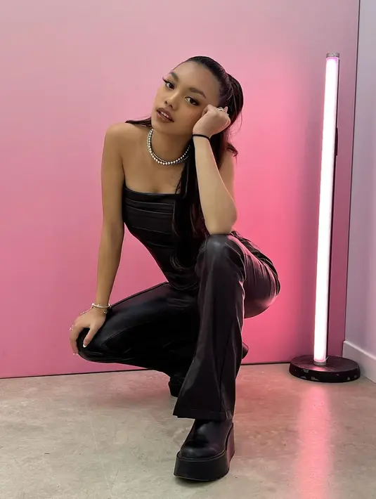 Ia tampil begitu edgy mengenakan setelan kulit berupa bandeau top, long pants, dan long coat.
Sepatu statement menambah pernyataan gayanya. [@naura.ayu]