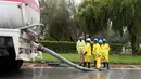 Petugas memompa air dari jalan usai badai hujan, Abu Dhabi (9/3/2016 ). Akibat hujan lebat ini, sekolah diliburkan dan penerbangan ditunda. (AFP Photo)