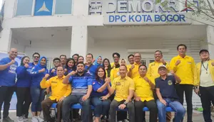 DPC Partai Demokrat menerima kunjungan politik dari DPD Golkar Kota Bogor, Minggu (12/5/2024). (Liputan6.com/Achmad Sudarno).