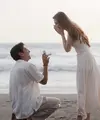 Sambil membuka kotak cincin dan berlutut di hadapan sang kekasih, Harris pun melamar Haviza. Tampak pemandangan indahnya pantai Bali pun semakin memberikan kesan romantis. [@donnywg@lovoto.bali @adisukamotret]