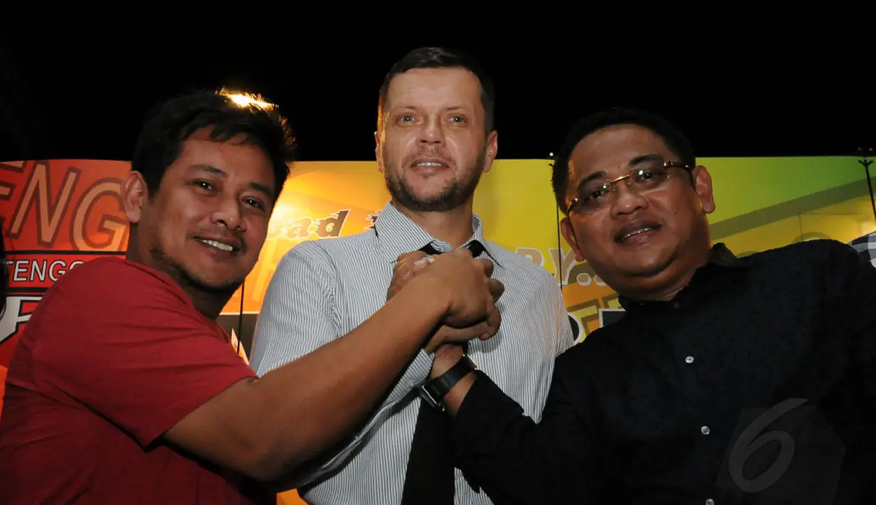 Dari kiri ke kanan, Roni Fauzan (Manajer klub Mitra Kukar), Scott Cooper (pelatih), dan Endri Erawan (Presiden Klub Mitra Kukar) bersalaman usai jumpa pers di Jakarta, (11/12/2014). (Liputan6.com/Helmi Fithriansyah)