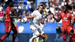 Striker PSG, Zlatan Ibrahimovic (tengah) berebut bola dengan pemain Lyon, Bakary Kone (kanan) dan Samuel Umtiti dalam final Piala Super Prancis 2015 di Stadion Stade Saputo, Montreal, Minggu (2/8/2015) dini hari WIB. (AFP Photo/Franck Fife)
