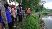 Ketua Kwarda Pramuka Provinsi Jawa Barat Atalia Praratya Ridwan Kamil meninjau lokasi kecelakaan dan keluarga korban kegiatan susur sungai yang menewaskan 11 santri di Kecamatan Cijeungjing, Kabupaten Ciamis, Sabtu (16/10/2021). (Foto: Biro Adpim Jabar)