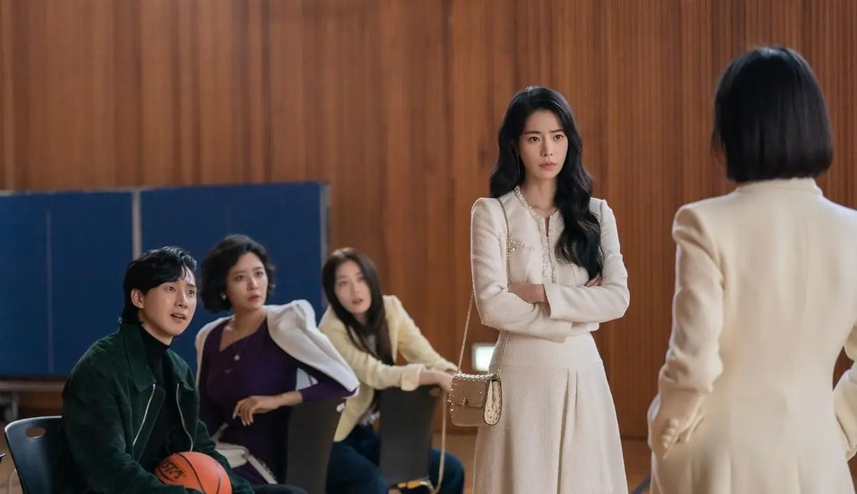 Dalam salah satu scene The Glory, Lim Ji Yeon tampil berkelas dalam balutan crop blazer dan asymmetric skirt serba putih. [Foto: IG/limjjy2].