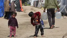 Anak-anak mengambil air minum di kamp pengungsi Bureij, Jalur Gaza Tengah pada 28 April 2026. Krisis air bersih masih menjadi salah satu bencana kemanusiaan paling serius di Gaza. (Eyad Baba/AFP)
