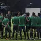 Para pemain Timnas Indonesia mendengar asuhan Luis Milla usai latihan di Lapangan ABC Senayan, Jakarta, Jumat (1//6/2018). Latihan ini merupakan persiapan jelang laga melawan Thailand. (Bola.com/Vitalis Yogi Trisna)