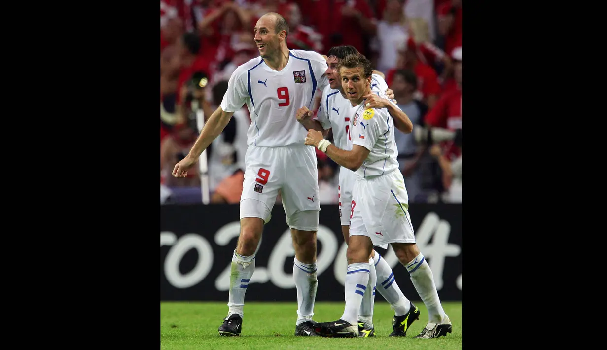 Jan Koller yang terkenal dengan posturnya yang tinggi besar merupakan striker legendaris Republik Ceska dan juga Borussia Dortmund. Dalam duel bola-bola atas, Koller sering menang dan ia bisa mencetak banyak gol melalui kepalanya.(Foto: AFP/Franck Fife)