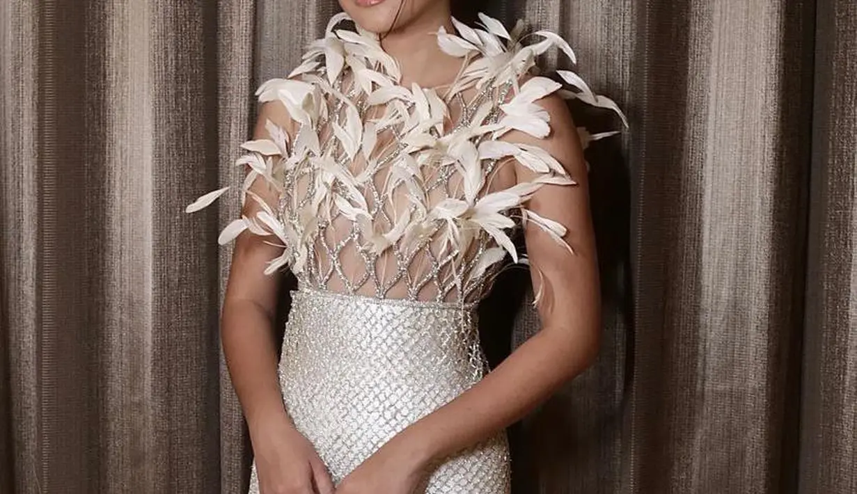 Di-styling Hagai Pakan, Shenina Cinnamon tampil stunning pakai see-through dress dari Yogie Pratama.