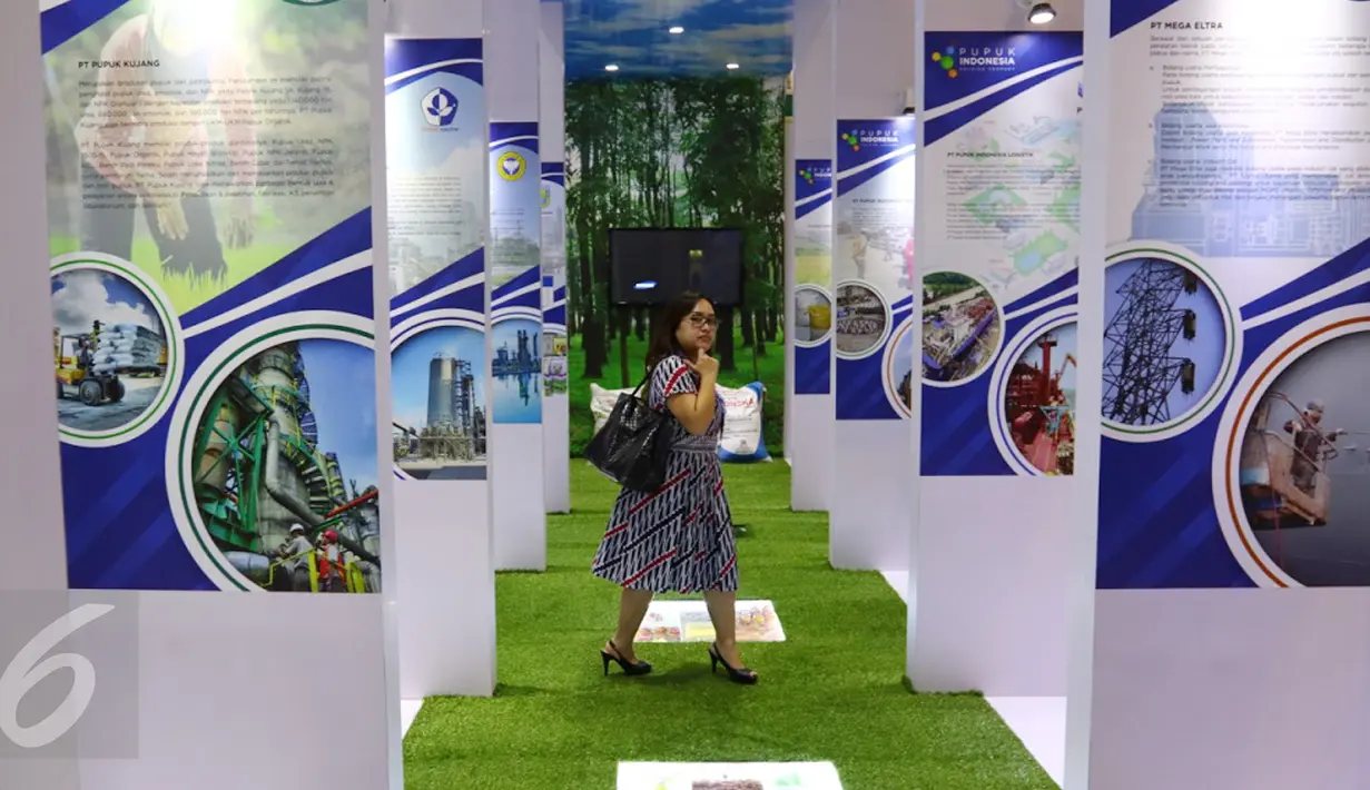 Pengunjung melintas saat gerai paterna pupuk Indonesia saat Indonesia Bussiness and Development Expo 2016 di, Jakarta, Kamis (8/9). Pameran tersebut diikuti lebih dari seratus BUMN dan BUMD. (Liputan6./Fery Pradolo)