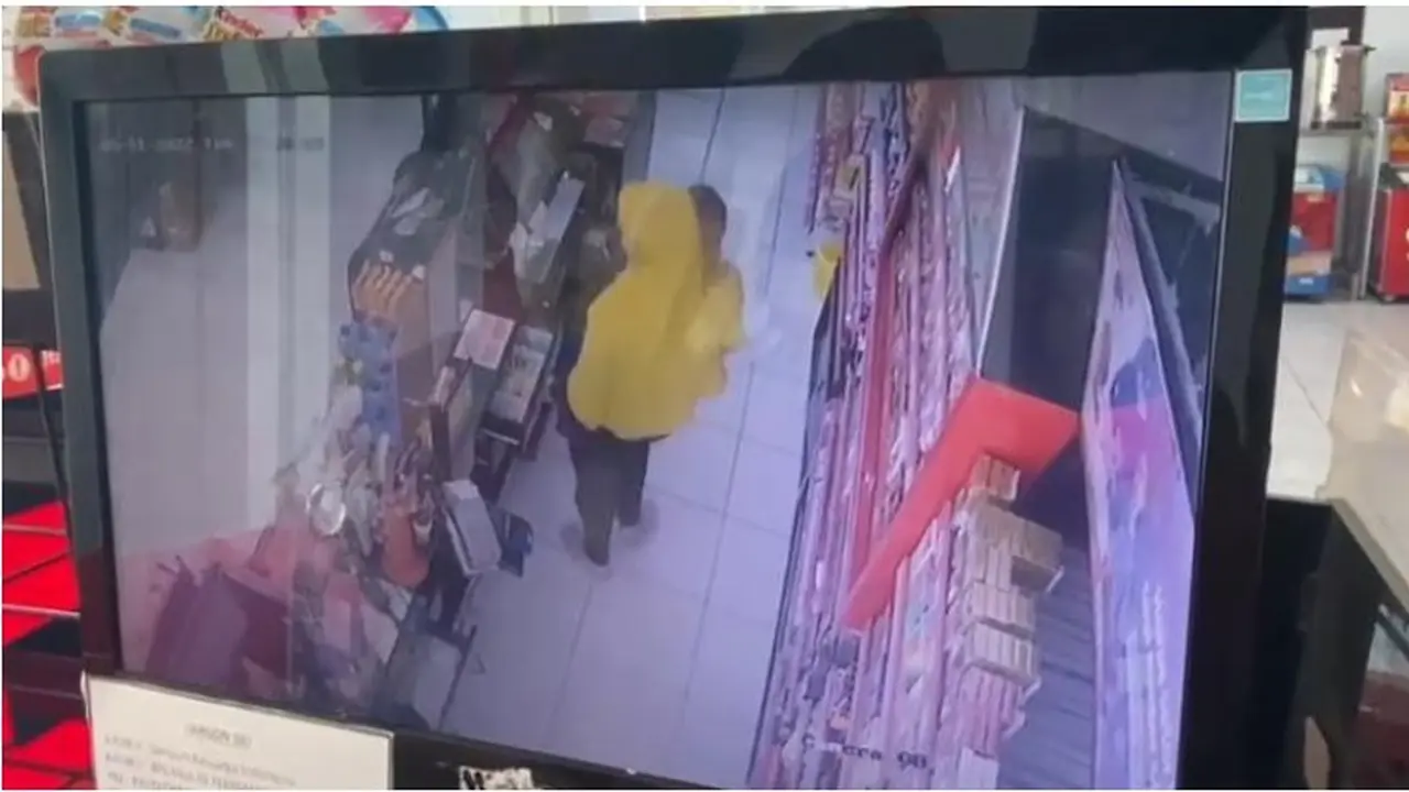 Seorang ibu menggendong bayi saat menjalankan aksi pencurian di minimarket (Arfandi/Liputan6.com)