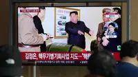 Sebuah layar TV memperlihatkan gambar pemimpin Korea Utara Kim Jong Un tengah meninjau hulu ledak. Foto dirilis oleh media Korea Utara, KCNA, pada Selasa (28/3/2023). (Dok. AP/Ahn Young-joon)