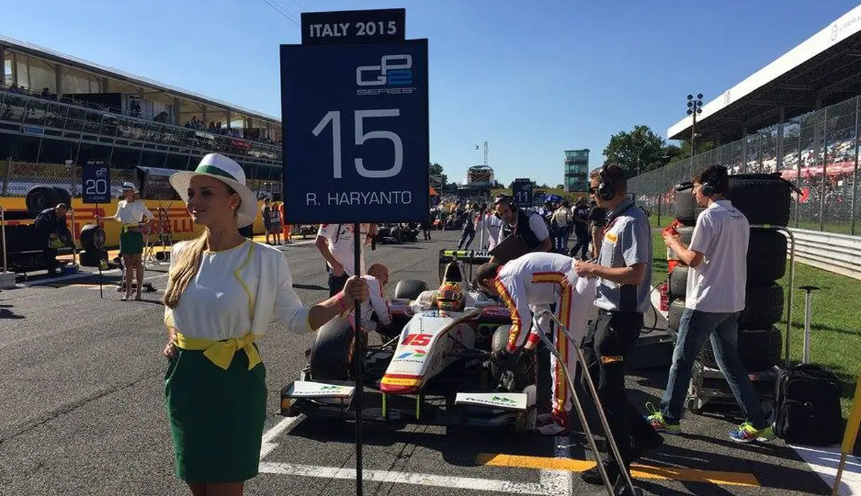 Rio Haryanto bersiap mengikuti balap Feature Race GP2 Seri Italia di Sirkuit Monza, Italia, Sabtu (5/9/2015) siang waktu setempat. (Bola.com/Reza Khomaini)
