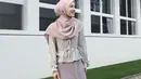 Cut Syifa tampil dengan gaya pastelnya, dengan kerudung dan rok warna ungu dipadukan atasan lengan panjang memiliki setail pita pada bagian depan dan lengan. [@cutsyifaa]