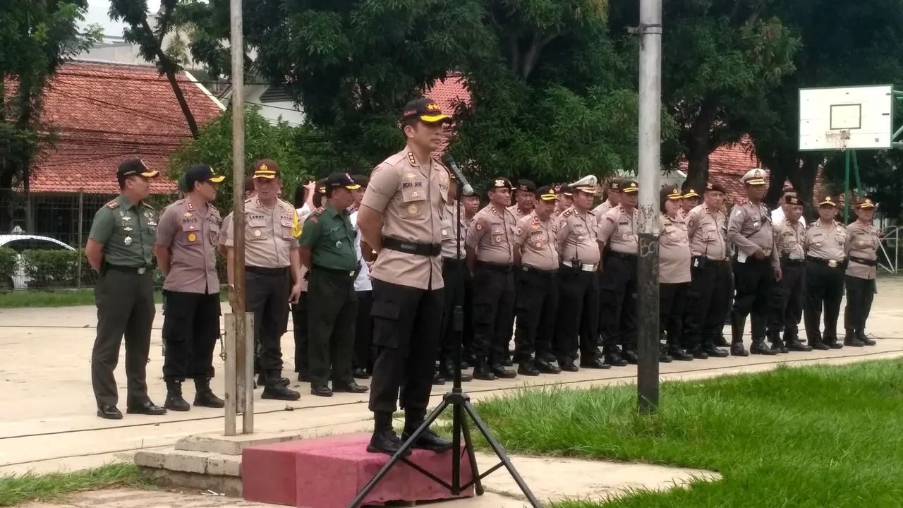 Kapolres Metro Jakarta Selatan Kombes Indra Jafar memimpin apel pasukan pengamanan debat capres cawapres 2019