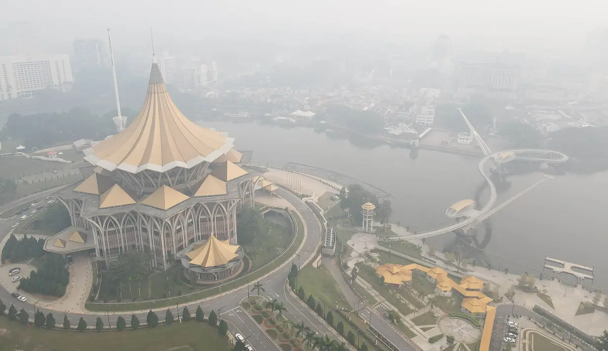 Foto udara memperlihatkan kabut asap menyelimuti kawasan di sekitar gedung Dewan Undangan Negeri Sarawak di Kuching, Malaysia, Selasa, 1 September 2026. (AFP)