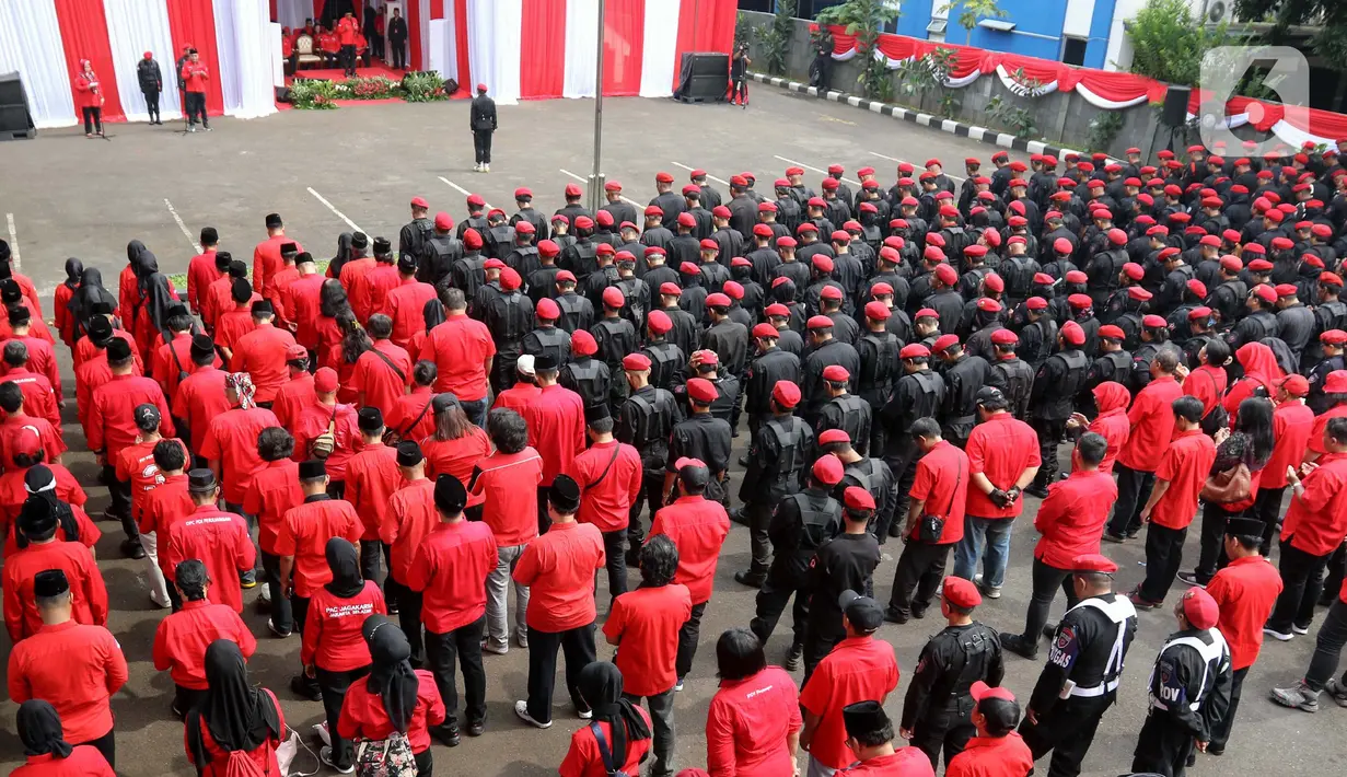 Upacara peringatan Hari Lahir Pancasila ini diikuti pengurus Dewan Pimpinan Cabang (DPC) dan Pengurus Anak Cabang (PAC) serta Satgas PDIP dari wilayah Jakarta dan Kabupaten Bogor. (LIputan6.com/Herman Zakharia)
