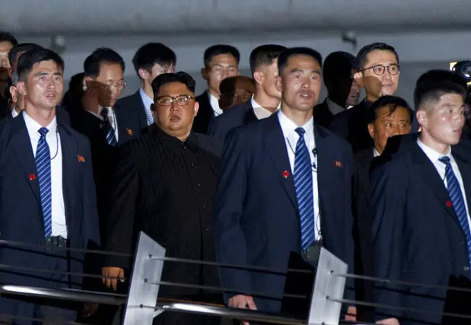 Kunjungan dadakan yang dilakukan oleh Kim Jong-un sontak membuat penduduk setempat kaget (AP)
