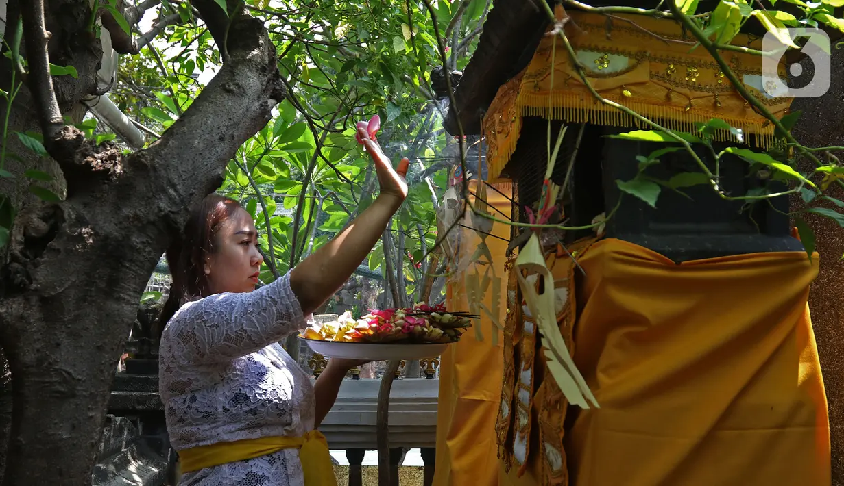 Umat Hindu saat melaksanakan ritual persembahyangan Hari Raya Galungan di Kampung Bali, Bekasi Utara, Bekasi, Jawa Barat, Rabu (16/9/2020). Perayaan Hari Raya Galungan tersebut tetap menerapkan protokol kesehatan secara ketat untuk mencegah penyebaran COVID-19. (Liputan6.com/Herman Zakharia)
