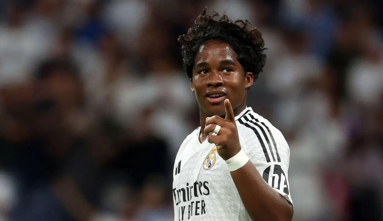 Pemain Real Madrid, Endrick melakukan selebrasi setelah mencetak gol ke gawang VfB Stuttgart pada laga Liga Champions 2024/2025 di Santiago Bernabeu, Madrid, Rabu (18/09/2024) WIB. (AFP/Pierre-Philippe Marcou)