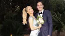 Menjadi Bridesmaid, Paris mengenakan gaun satin slit lengan  sleeveless, dipadukan stiletto heels silvernya. Sang suami pun kembali mengenakan setelan suit.(@parishilton)