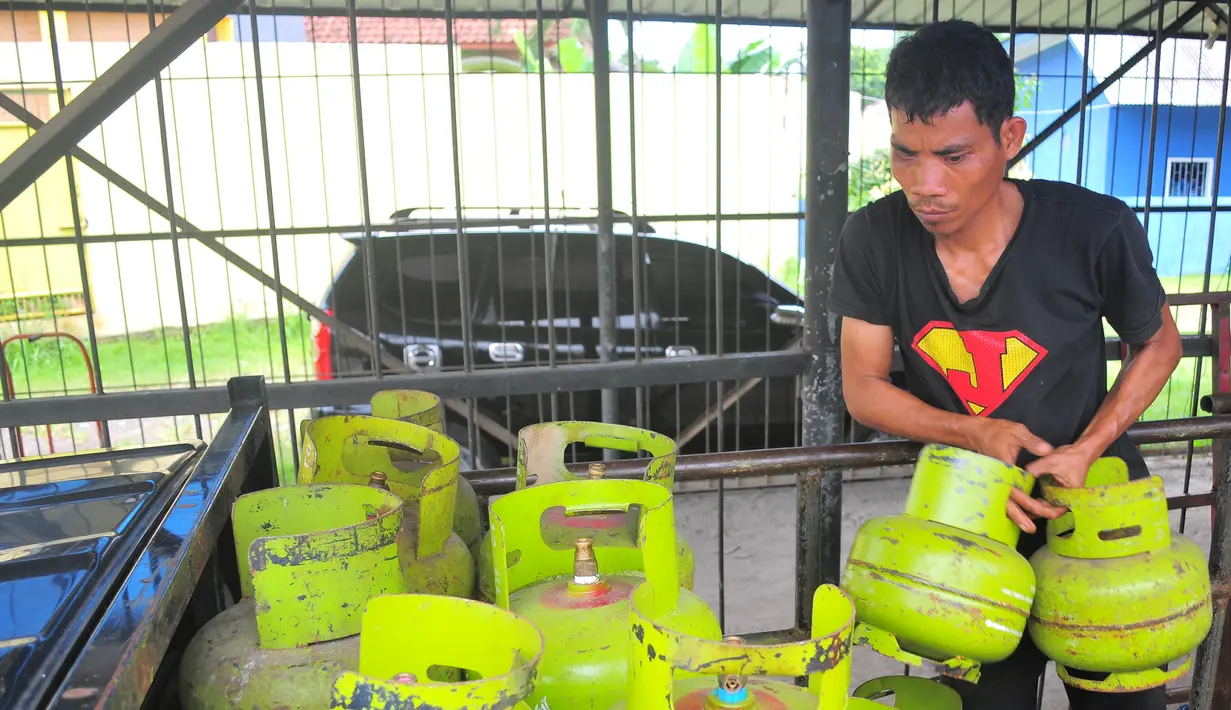Seorang pekerja tampak sedang mengangkut tabung gas elpiji, Jakarta, Sabtu (28/2/2015). Kelangkaan gas 3 kg  di beberapa daerah  terjadi nyaris bersamaan dengan kenaikan harga beras. (Liputan6.com/Yoppi Renato)