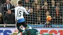 Pemain Newcastle United, Georginio Wijnaldum, saat mencetak gol ke gawang Liverpool dalam lanjutan Liga Inggris di Stadion St James' Park, Newcastle, Minggu (6/12/2015). (AFP/Oli Scarff)