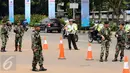 Petugas pengamanan gabungan berjaga di sekitar pintu masuk kawasan Gelora Bung Karno, Jakarta, Senin (6/3). Pengamanan ini terkait pelaksanaan KTT IORA 2017 yang digelar di Jakarta Convention Center 5-7 Maret. (Liputan6.com/Helmi Fithriansyah)