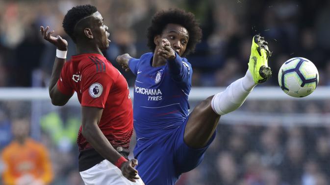 Gelandang Chelsea, Willian, berebut bola dengan gelandang Manchester United, Paul Pogba, pada laga Premier League di Stadion Stamford Bridge, Sabtu (20/10/2018). Kedua tim bermain imbang 2-2. (AP/Matt Dunham)