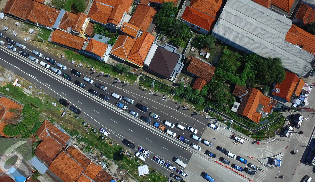 Suasana kendaran para pemudik di Brebes Timur, Jawa Tengah, Minggu (3/7). Petugas memberlakukan sistem contra flow untuk mengurai kepadatan arus mudik lebaran 2016. (Liputan6.com/Angga Yuniar) 