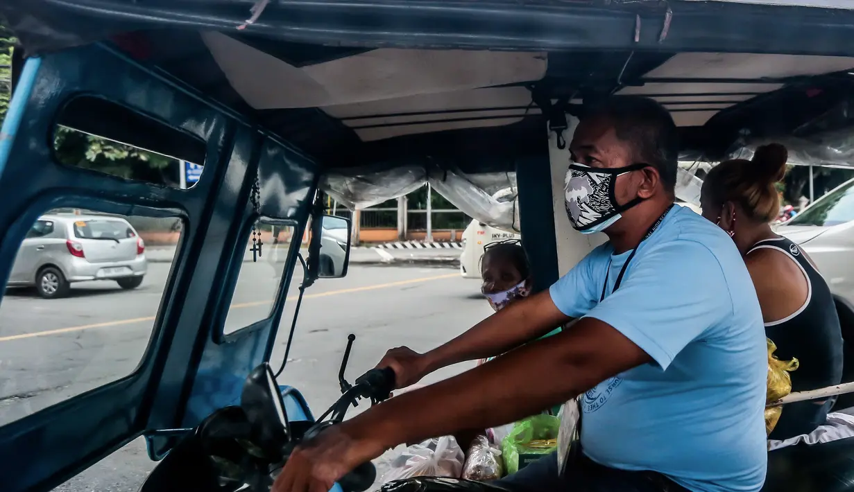 Seorang supir mengenakan masker di Manila, Filipina (2/8/2020). Departemen Kesehatan negara itu melaporkan total 5.032 kasus baru Covid-19 pada Minggu (2/8) tersebut merupakan rekor kasus harian tertinggi selama empat hari berturut-turut. (Xinhua/Rouelle Umali)