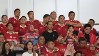 Presiden Joko Widodo didampingi Ibu Iriana menyaksikan pertandingan grup K Kualifikasi Piala Asia U-23 2024 antara Timnas Indonesia U-23 melawan Timnas Turkmenistan U-23 yang berlangsung di Stadion Manahan, Solo, Selasa (12/9/2023). (Bola.com/Arief Bagus)