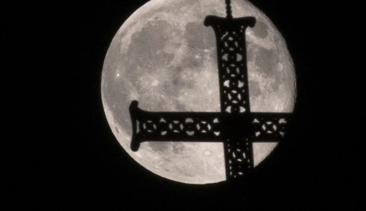 Sebuah supermoon terbit di atas salib Alexander Nevski Katedral di Bulgaria, Selasa (9/9/14). (REUTERS/Stoyan Nenov)