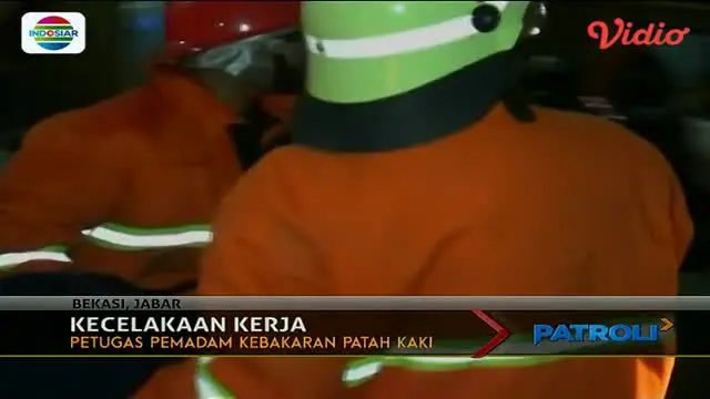 Petugas pemadam kebakaran di Bekasi, Jawa Barat, mengalami patah kaki akibat tertimpa besi saat bertugas.