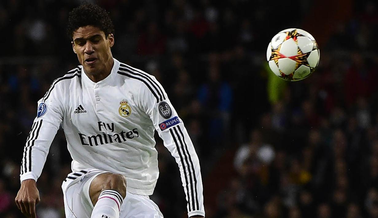 3. Raphael Varane, menurut Daily Star, bek muda Prancis ini berpotensi untuk gabung dengan Manchester United pada musim depan. Namun hal itu dapat terjadi jika Setan Merah dilatih oleh Jose Mourinho. (AFP/Pierre-Philippe Marcou) 