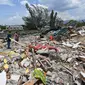 Warga memeriksa puing-puing di mana rumah mereka berdiri sebelum gempa dan tsunami di Petobo, Palu, Kamis (4/10). Wilayah Kelurahan Petobo di Palu menjadi salah satu daerah yang terkena dampak parah karena 'ditelan bumi'. (AFP/ ADEK BERRY)