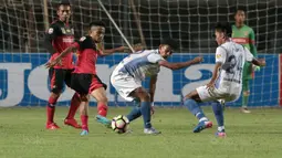 Pemain PS Mojokerto, Finky Pasamba (2kiri) berusaha melewati adangan dua pemain PSIS Semarang pada laga 8 besar  grup Y Liga 2 Indonesia di Stadion GBLA, Bandung, Sabtu (18/11/2017). PSIS Semarang menang 3-0. (Bola.com/Nicklas Hanoatubun)