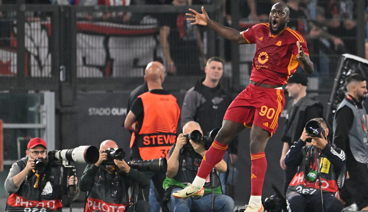 Pemain AS Roma, Romelu Lukaku melakukan selebrasi setelah mencetak gol ke gawang Slavia Praha pada laga Grup G Liga Europa 2023/2024 di Olympic Stadium, Roma, Italia, Jumat (27/10/2023) dini hari WIB. Ia sukses mencetak gol melalui sepakan kerasnya setelah menerima umpan terobos dari Stephan El Shaarawy. (AFP/Alberto Pizzoli)